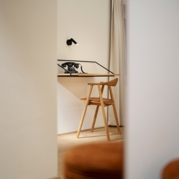 Einblick in ein Zimmer - Stuhl bei einem Schreibtisch